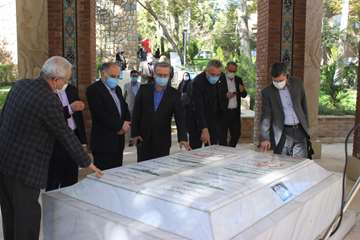 ادای احترام سرپرست و هیات رئیسه به شهدای گمنام دانشگاه